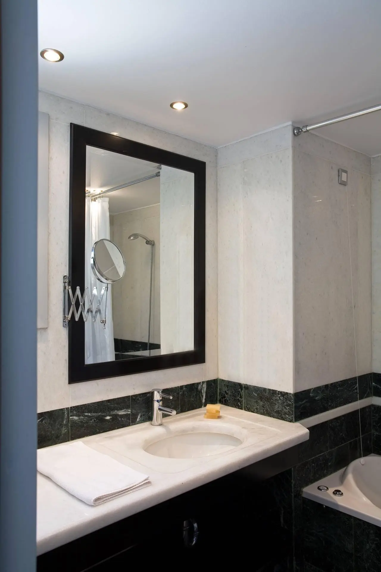 Majestic Hotel Jtr — MAJESTIC HOTEL JTR