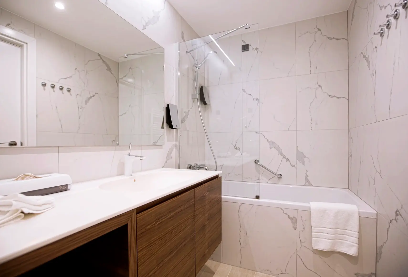 Łazienka w pokoju hotelu Marvie Hotel & Health