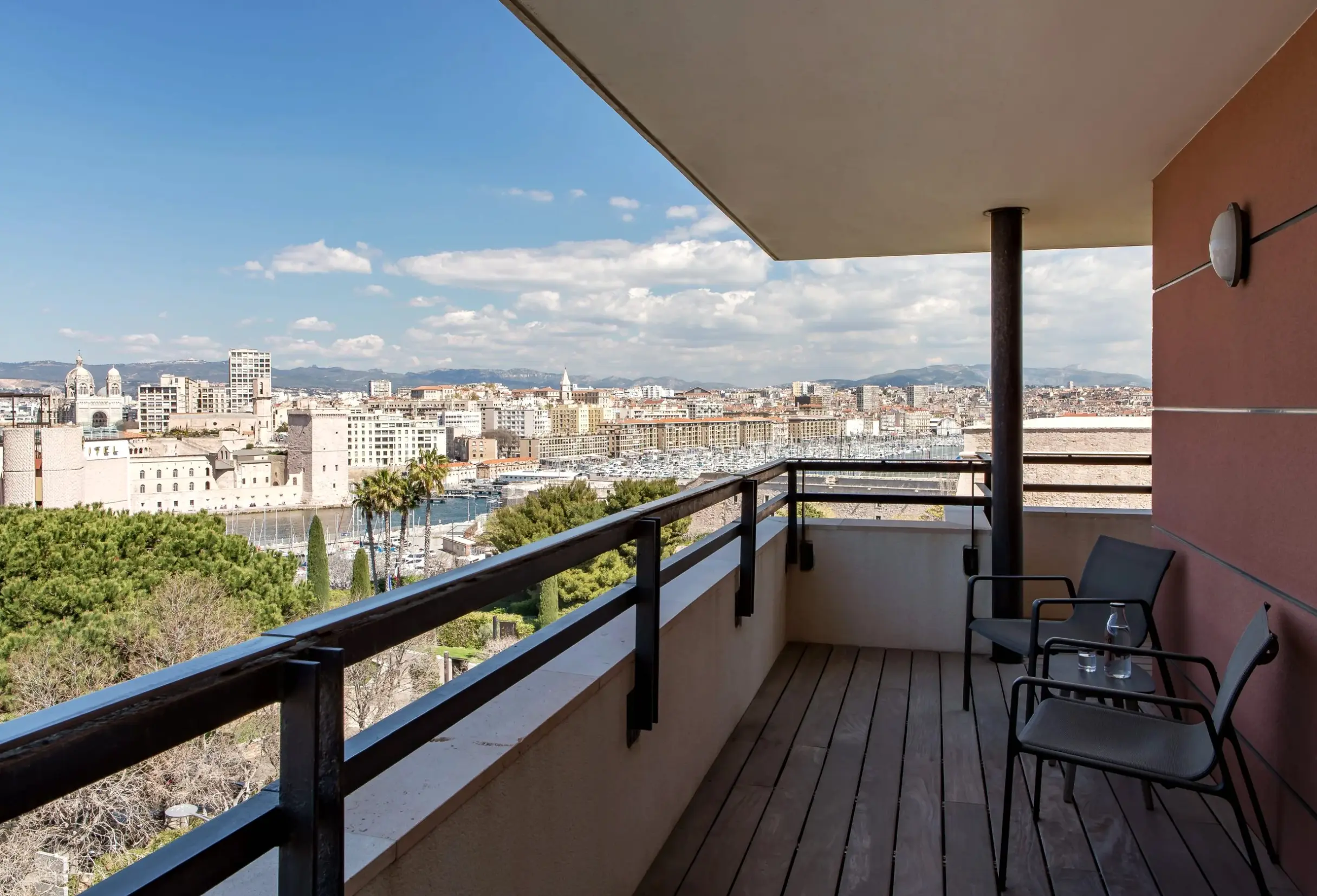 Widok z hotelu New Hotel of Marseille, Vieux Port