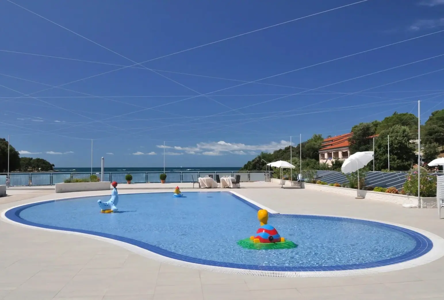 Basen w hotelu Resort Petalon