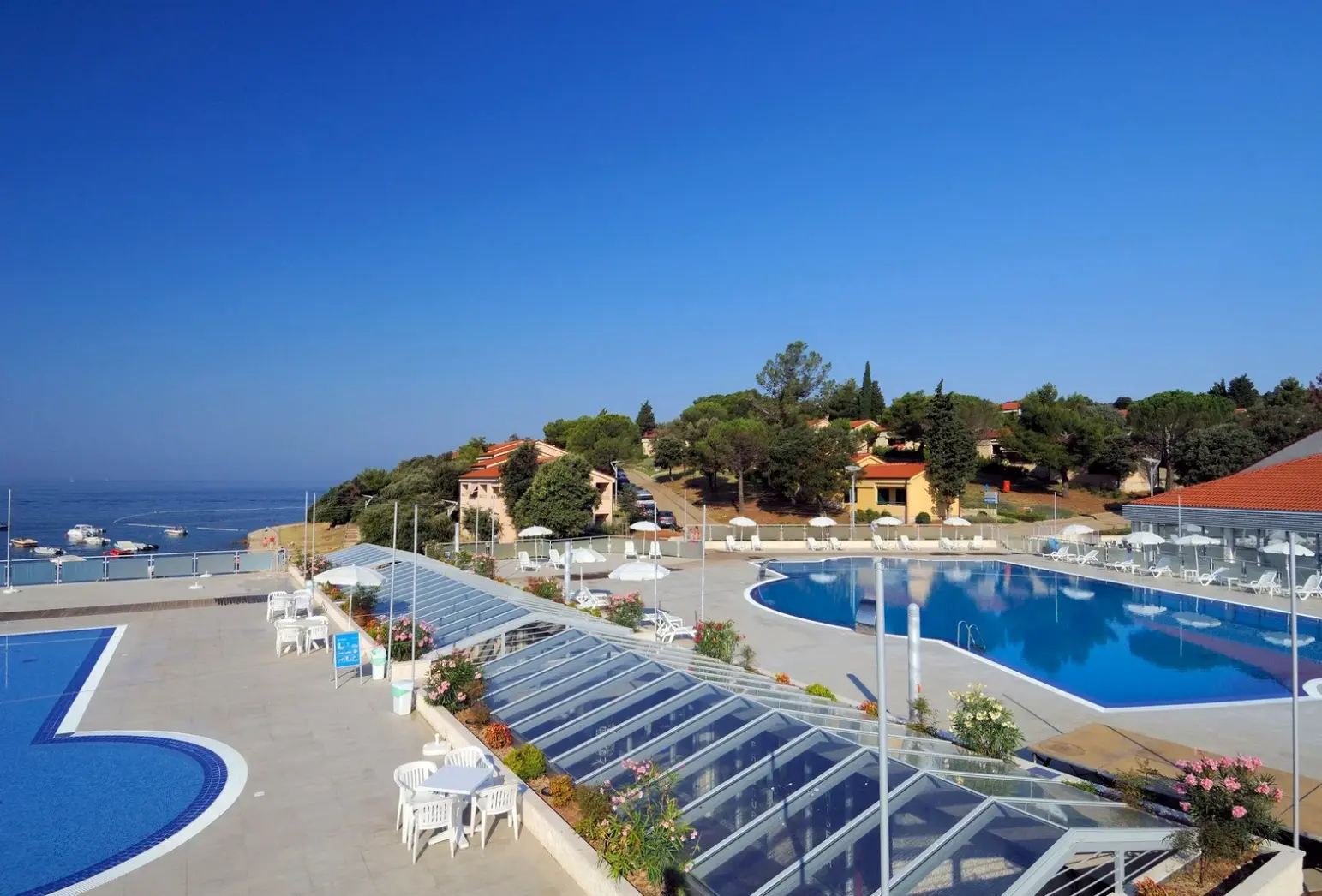 Basen w hotelu Resort Petalon