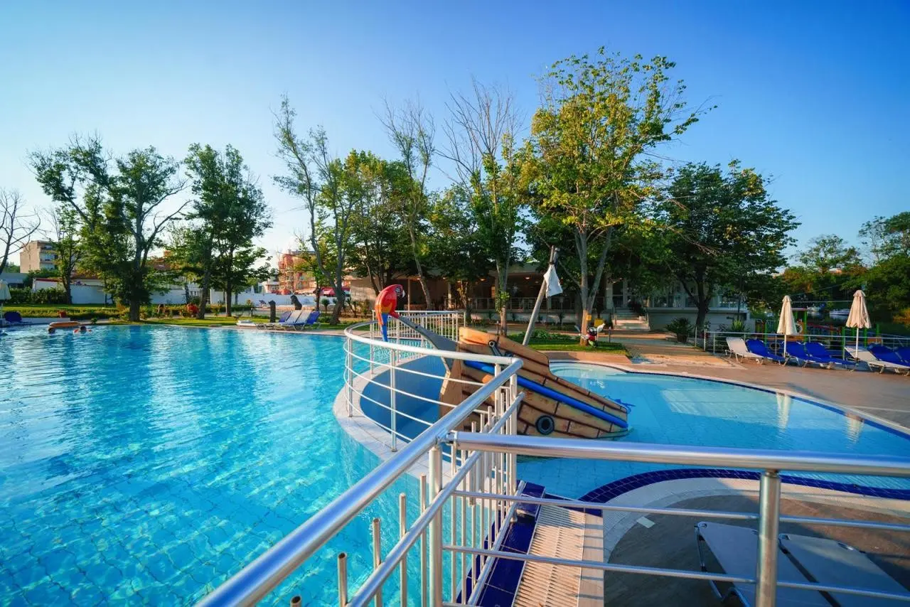 Basen w hotelu Royal Beach