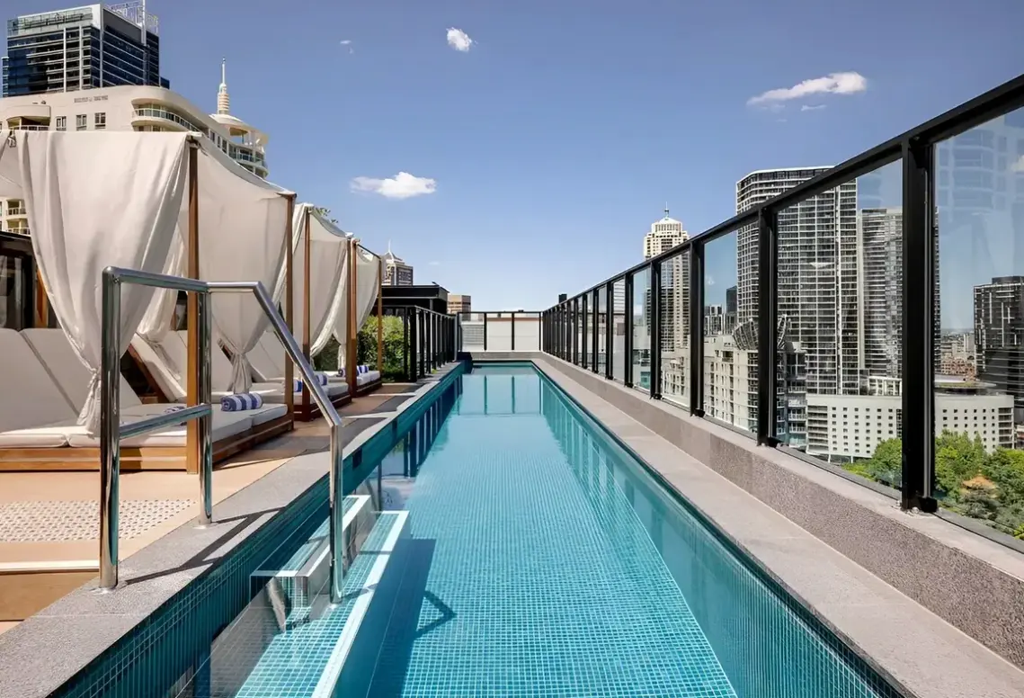 Basen w hotelu Vibe Hotel Sydney Darling Harbour