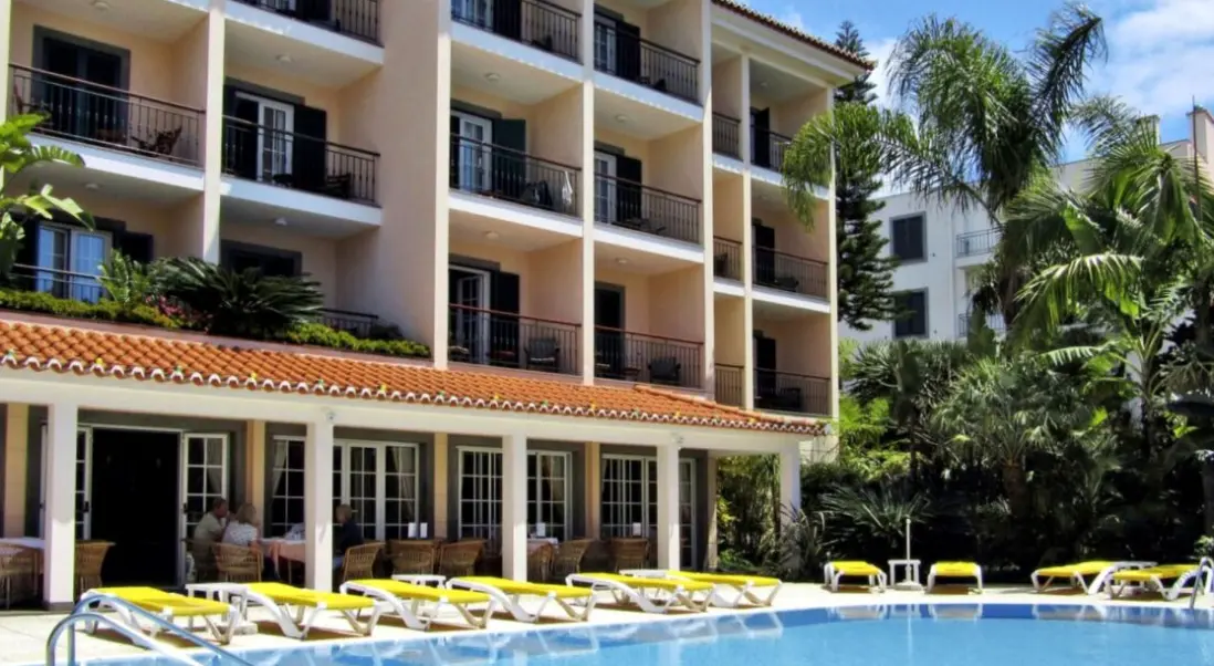 Basen w hotelu Albergaria Dias