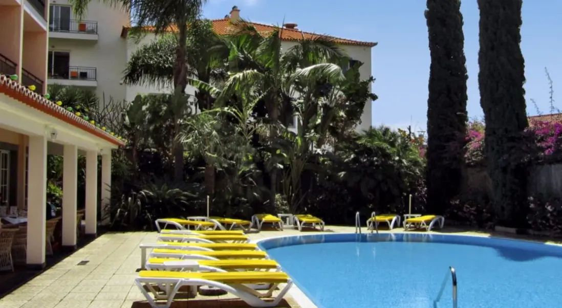 Basen w hotelu Albergaria Dias