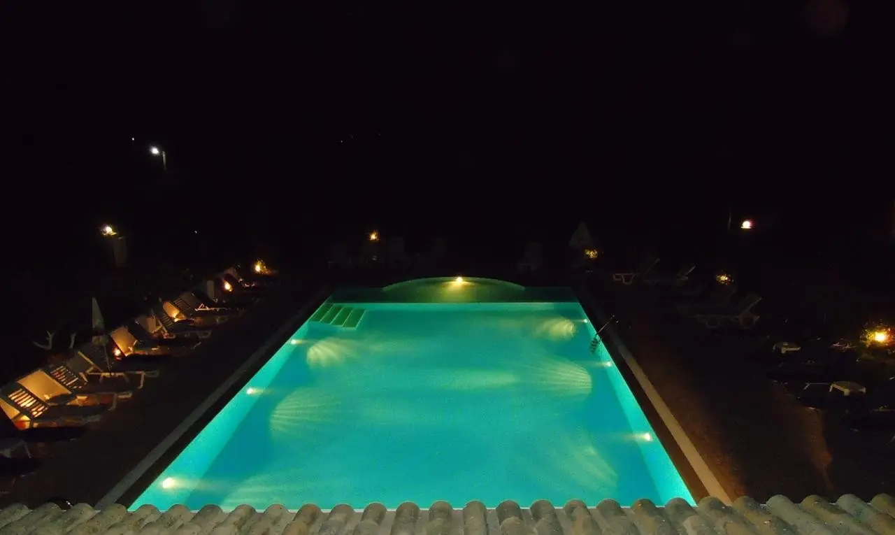 Basen w hotelu Bruskos Hotel & Suites