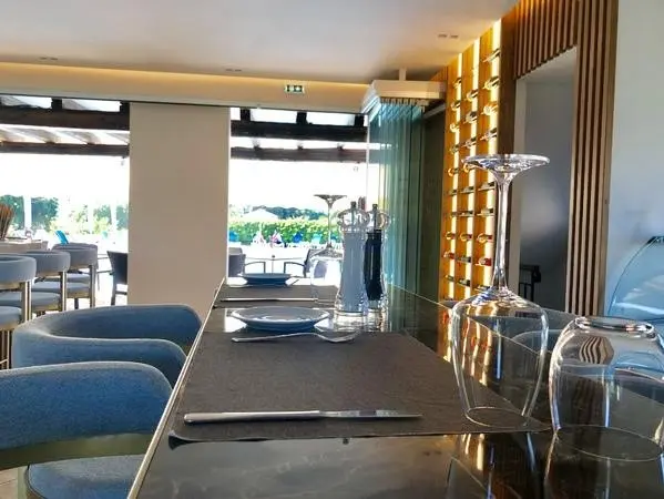 Restauracja i jedzenie w hotelu Bruskos Hotel & Suites