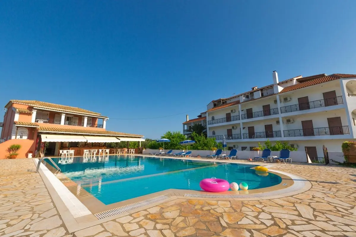 Basen w hotelu Bruskos Hotel & Suites