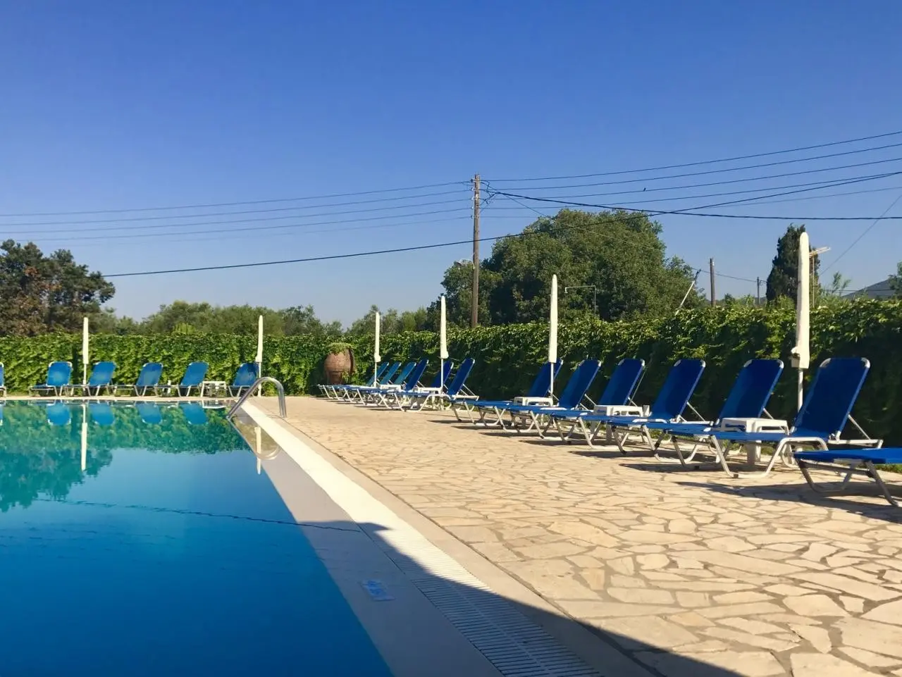 Basen w hotelu Bruskos Hotel & Suites
