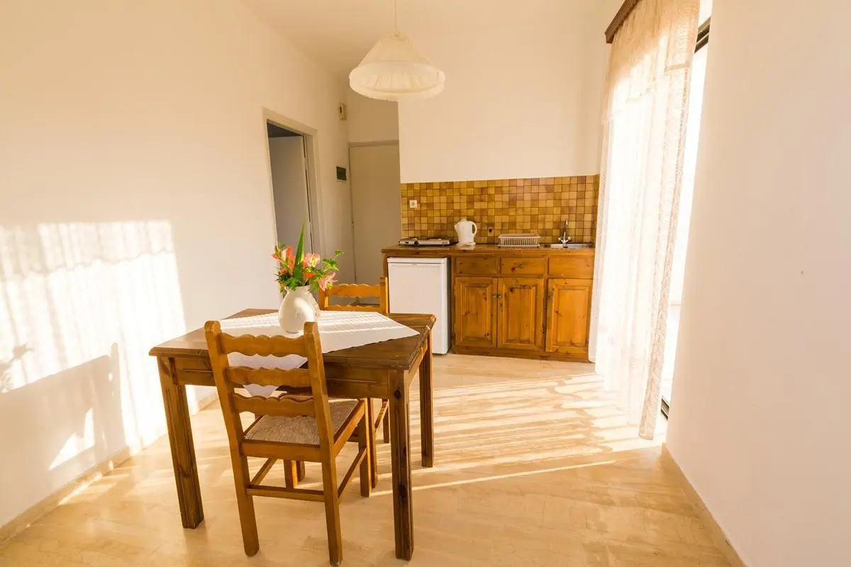 Restauracja i jedzenie w hotelu Bruskos Hotel & Suites