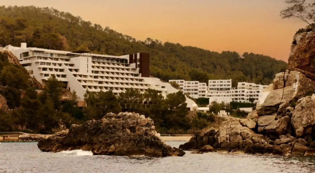 Obiekt hotelu Cala San Miguel Ibiza Resort Curio Collection by Hilton