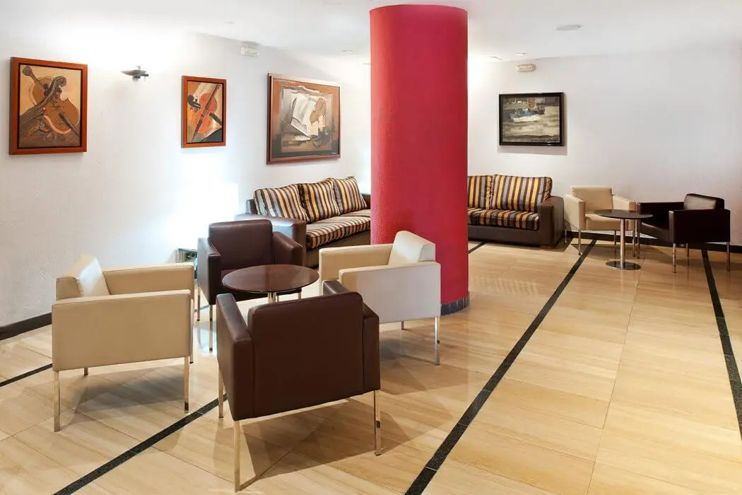 Lobby hotelu Catalonia Park Güell