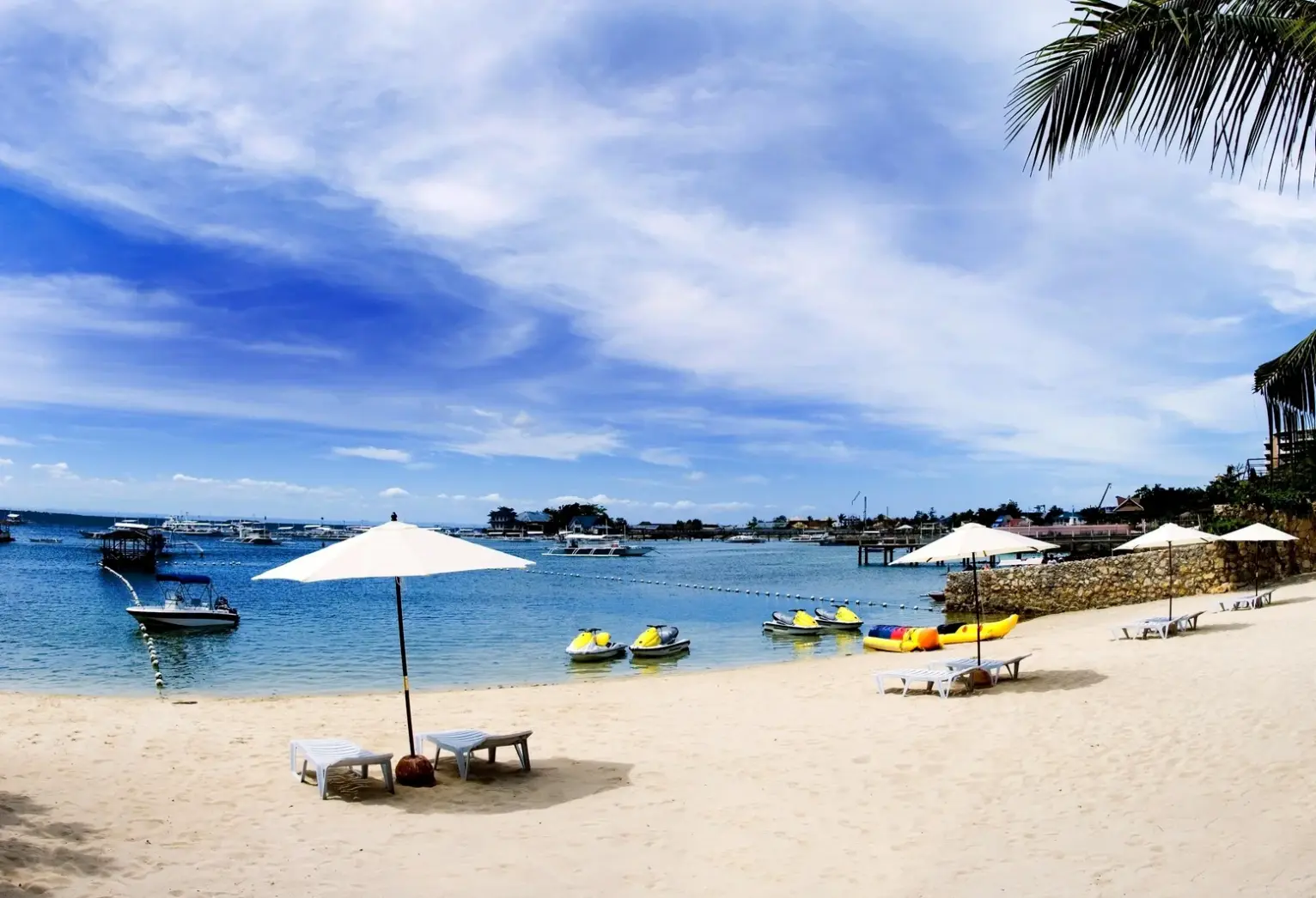 Plaża przy hotelu Cebu White Sands Resort & Spa