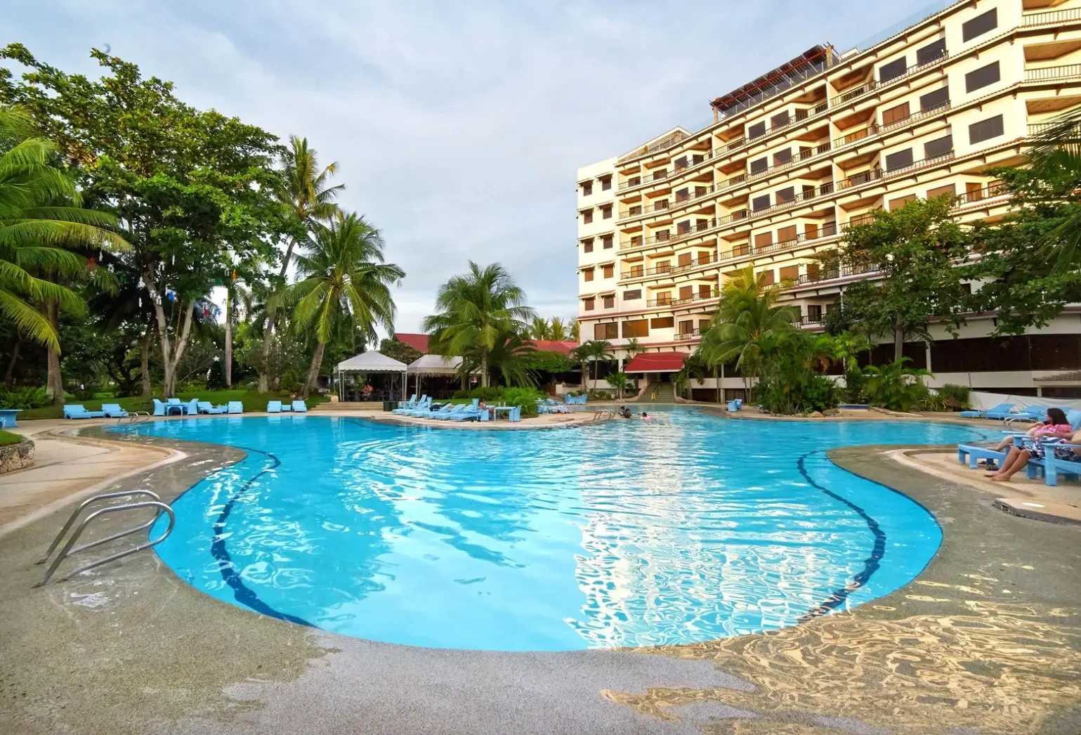 Basen w hotelu Cebu White Sands Resort & Spa