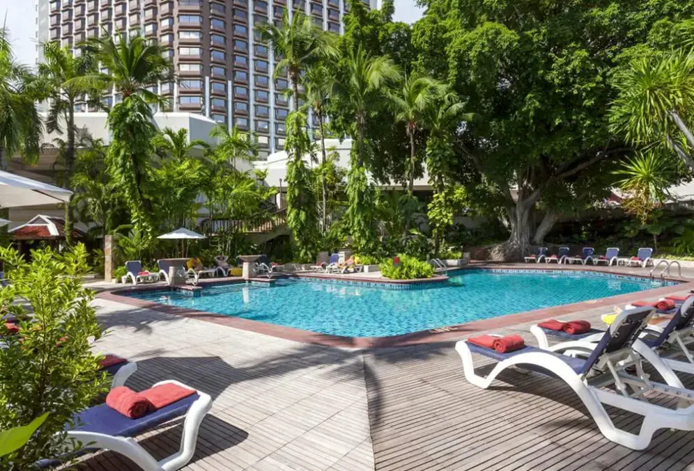 Basen w hotelu Centara Grand at Central Plaza Ladprao Bangkok