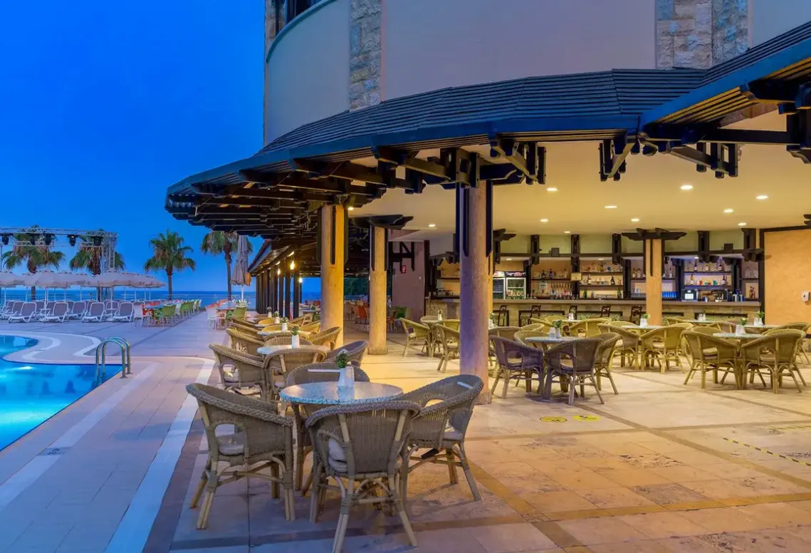 Restauracja i jedzenie w hotelu Club Melas Prive