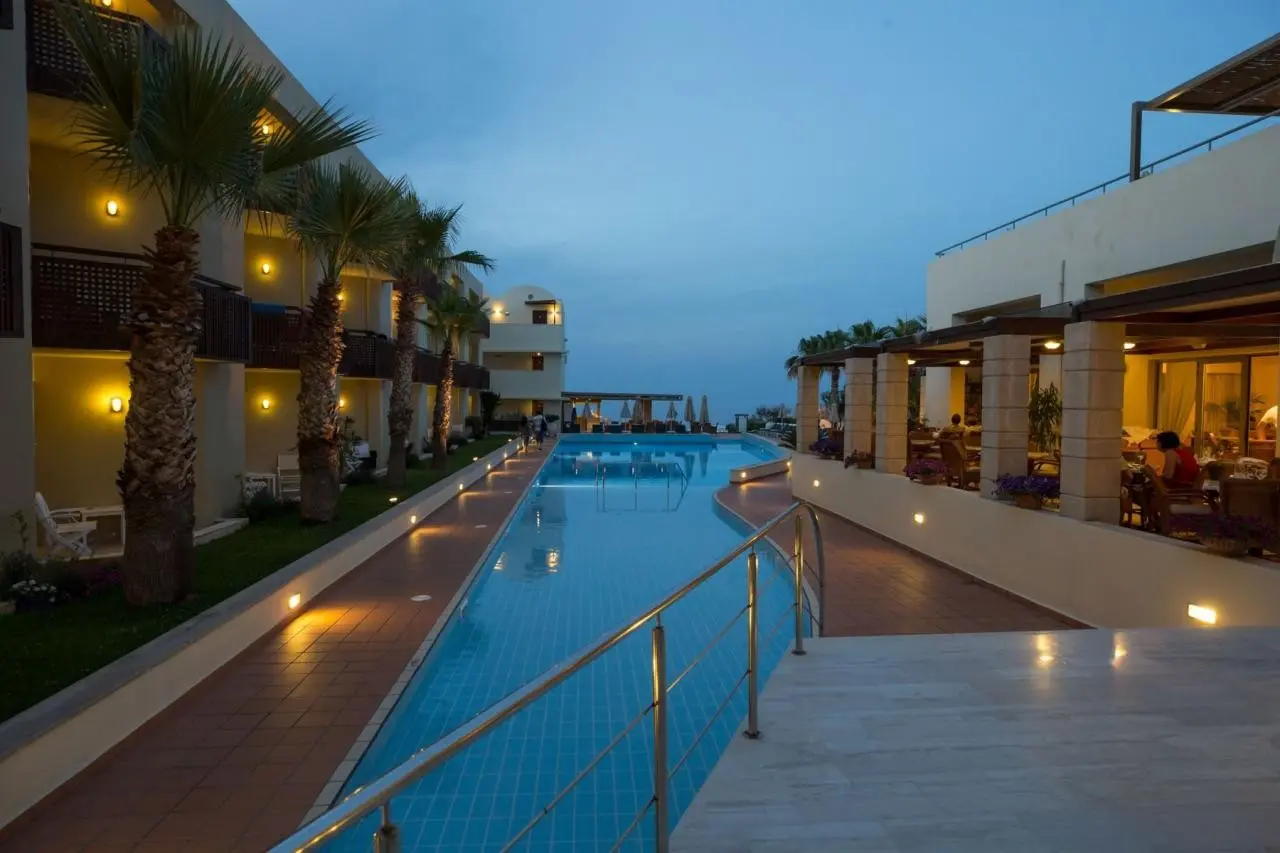 Basen w hotelu Giannoulis Santa Marina Plaza