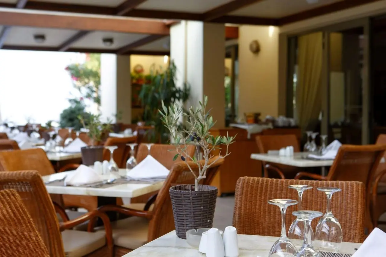 Restauracja i jedzenie w hotelu Giannoulis Santa Marina Plaza