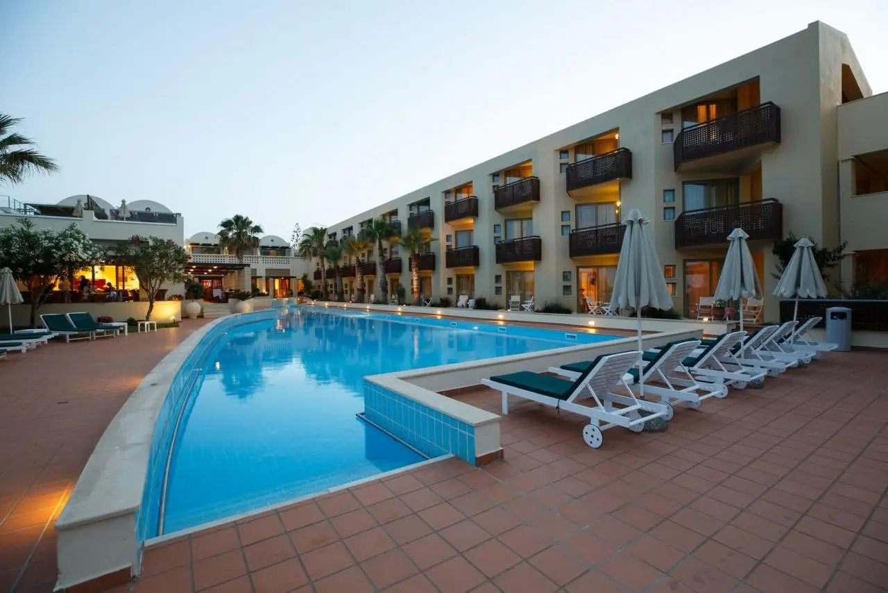 Basen w hotelu Giannoulis Santa Marina Plaza