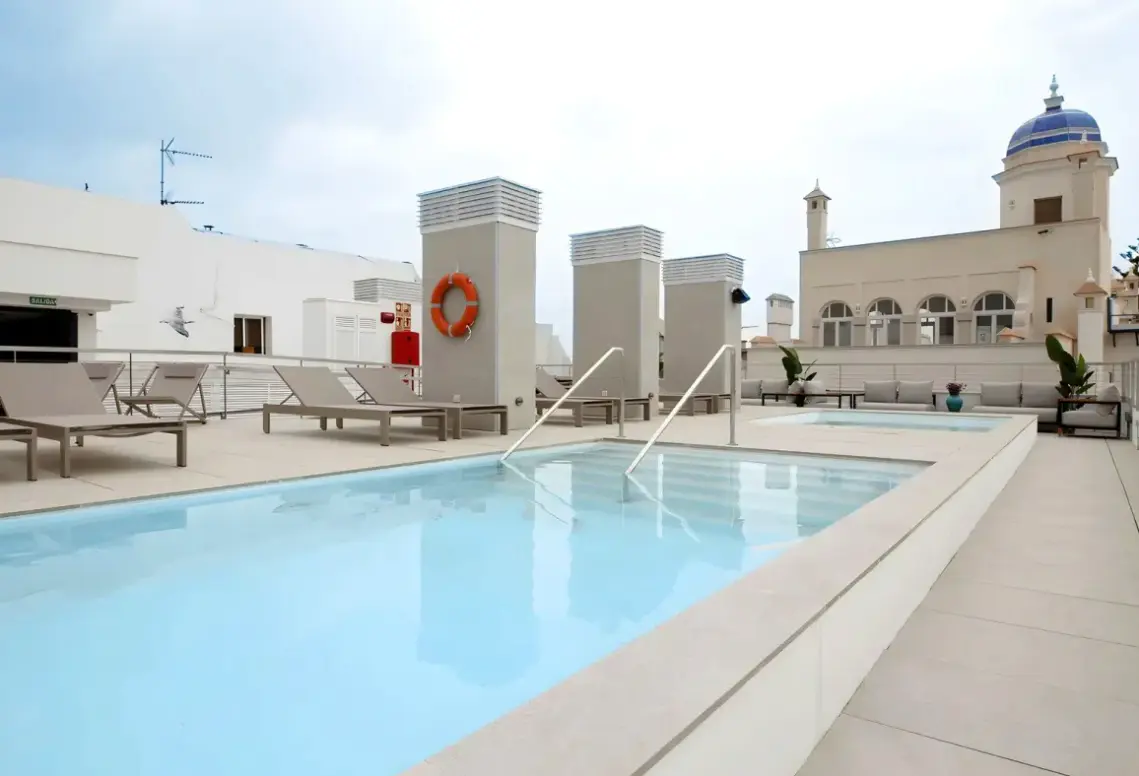 Basen w hotelu GoodNight Cádiz Apartments