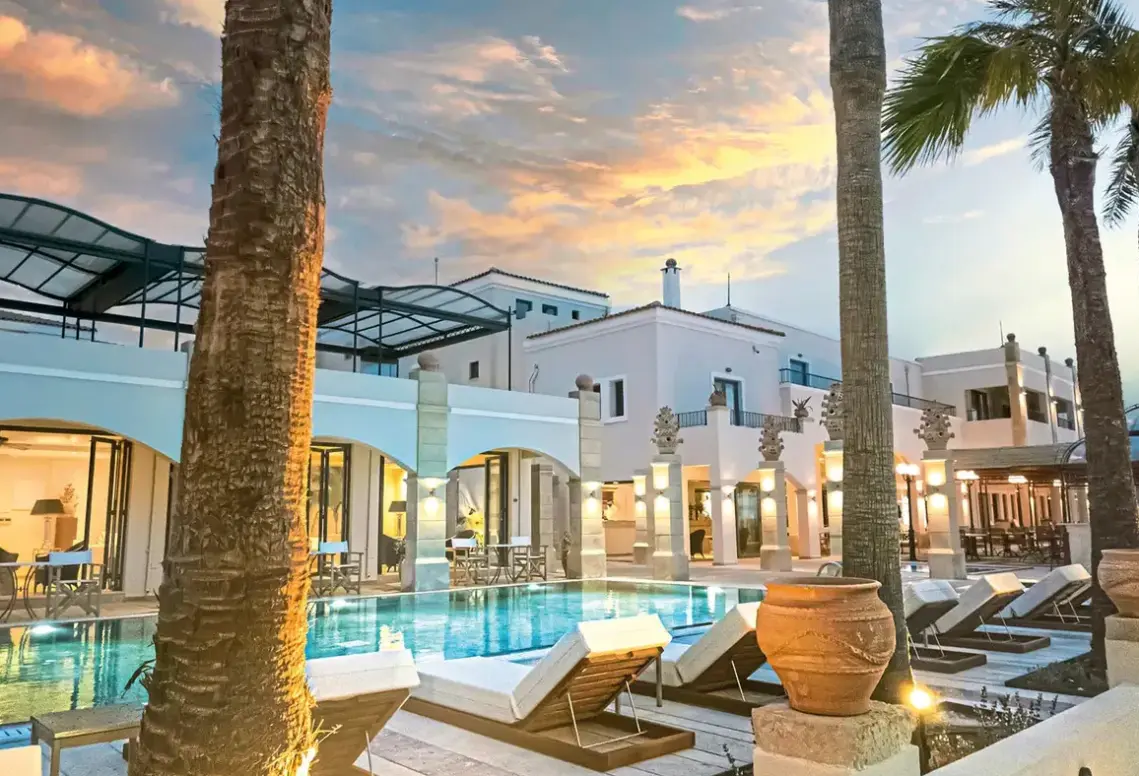 Basen w hotelu Grecotel Plaza Beach House