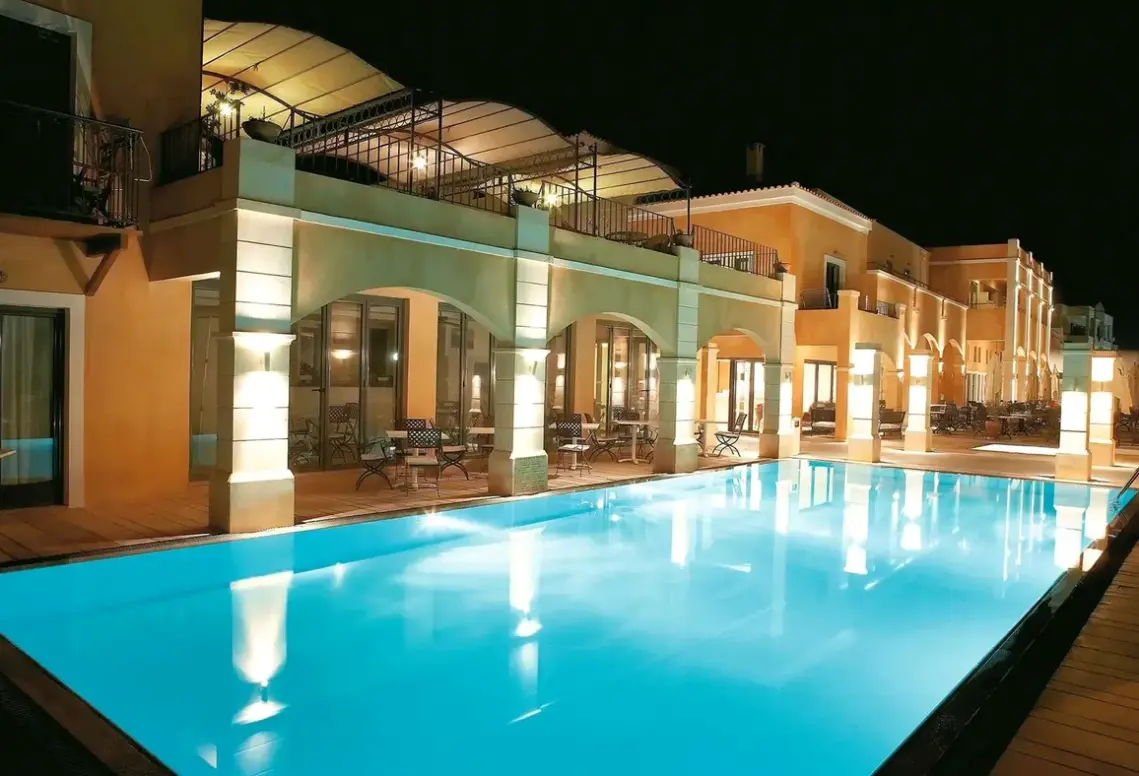 Basen w hotelu Grecotel Plaza Beach House