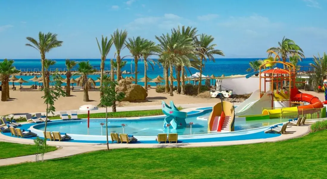 Basen w hotelu Hilton Plaza Hurghada