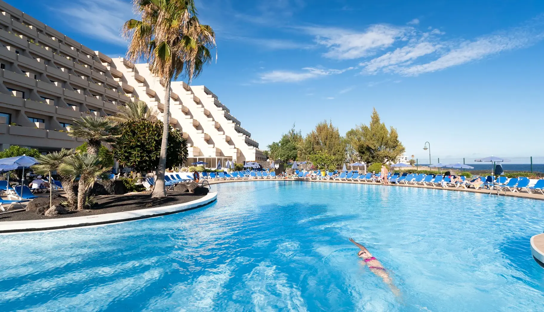 Basen w hotelu Hotel Alexandre Grand Teguise Playa.