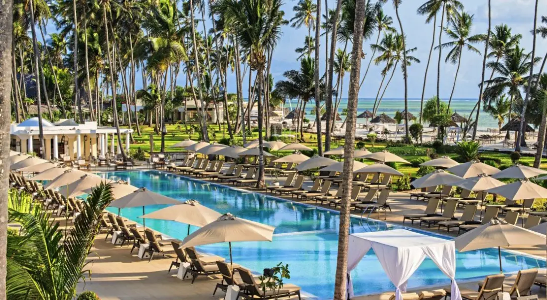 Basen w hotelu Hotel Bahari Zanzibar