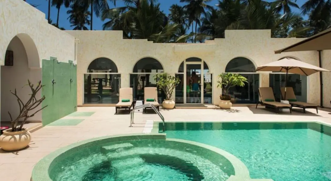 Basen w hotelu Hotel Bahari Zanzibar