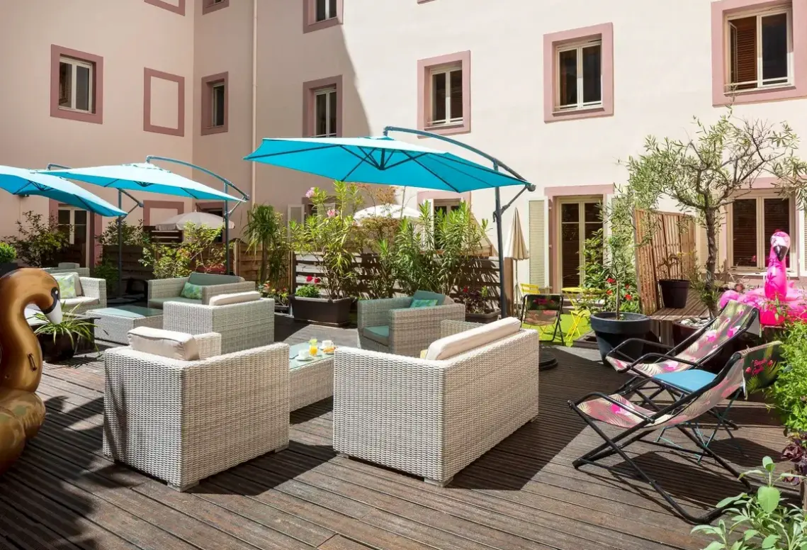 Basen w hotelu Hotel Beau Rivage