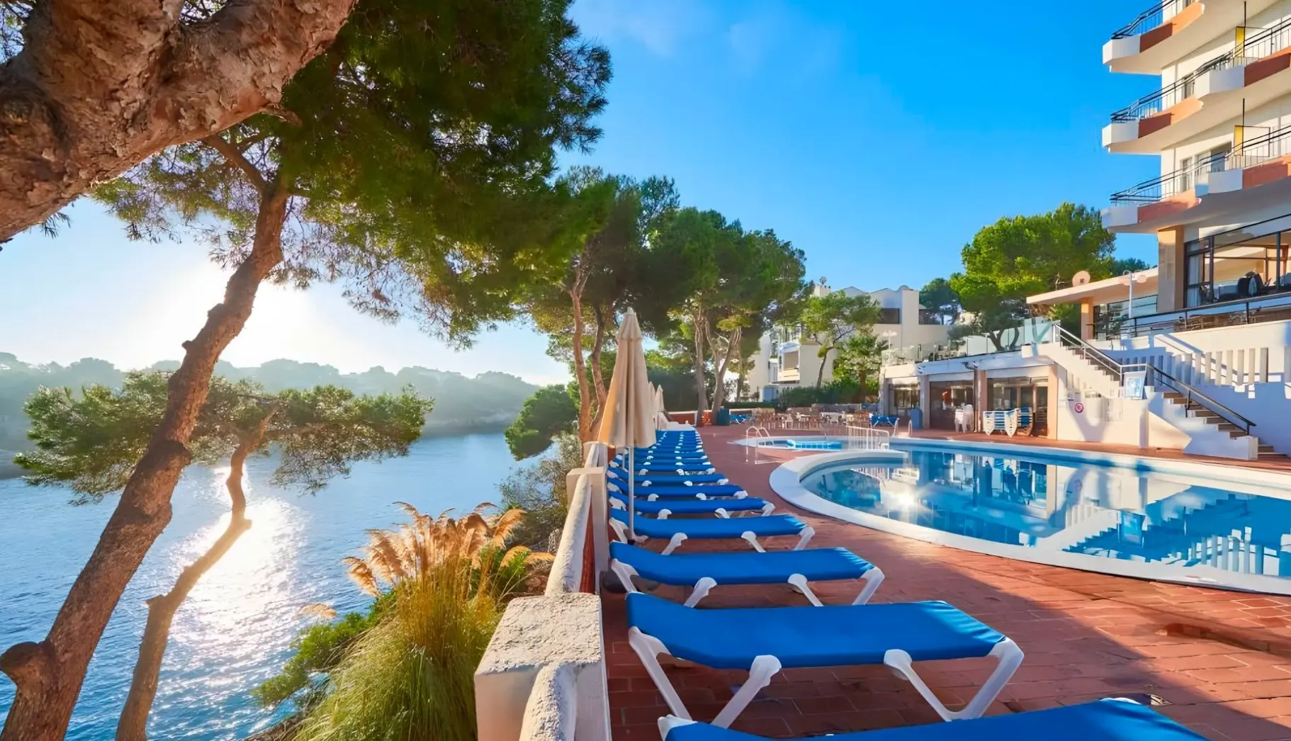 Basen w hotelu Hotel Cabot Cala Ferrera