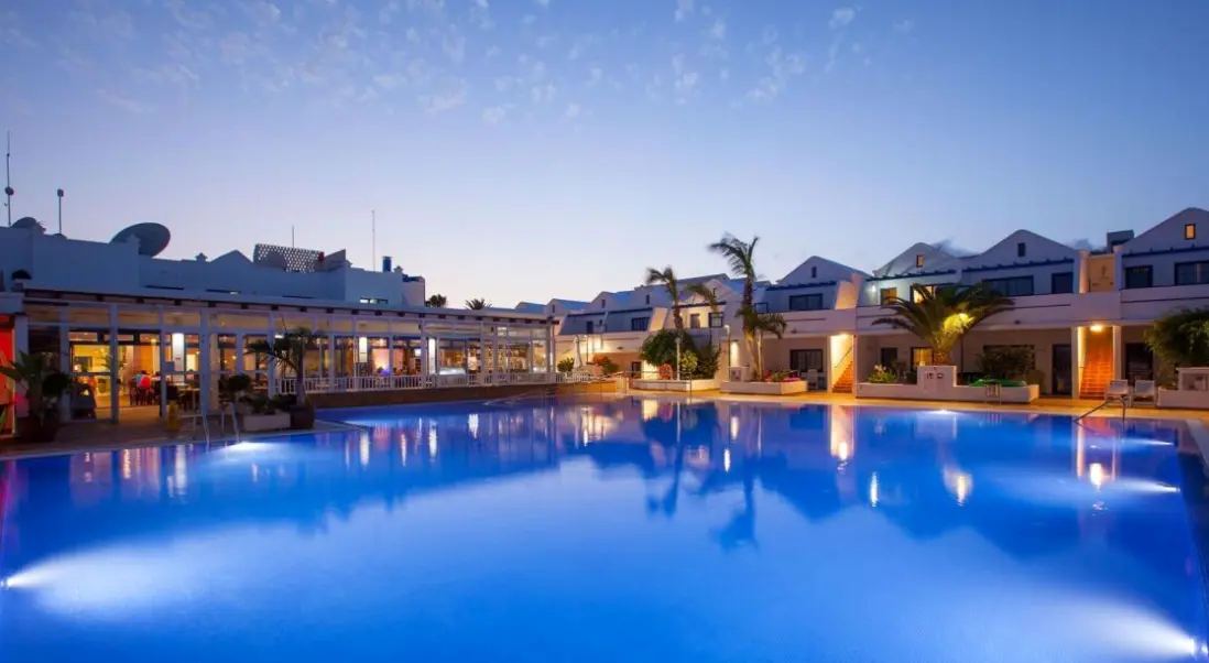 Basen w hotelu Hotel Cinco Plazas