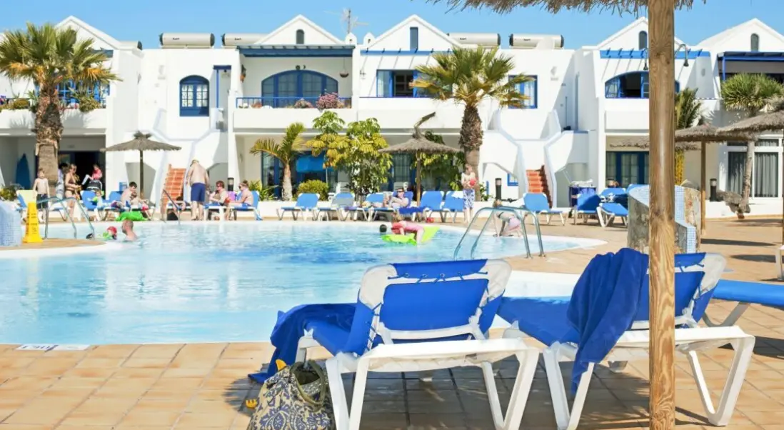 Basen w hotelu Hotel Cinco Plazas