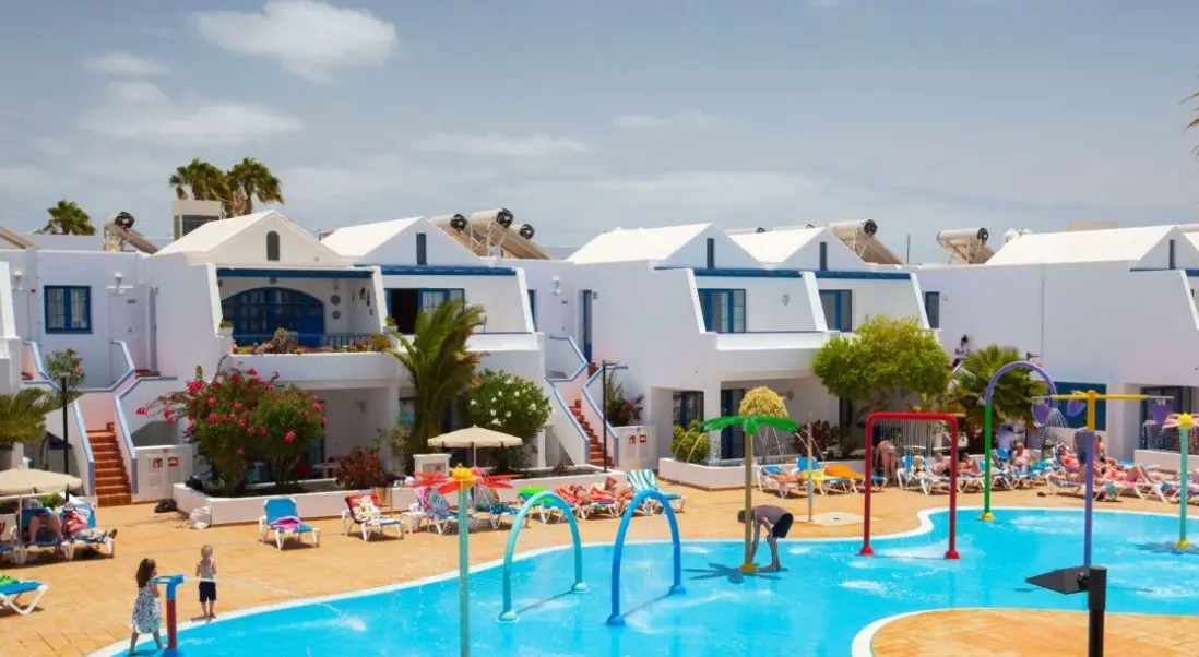 Basen w hotelu Hotel Cinco Plazas