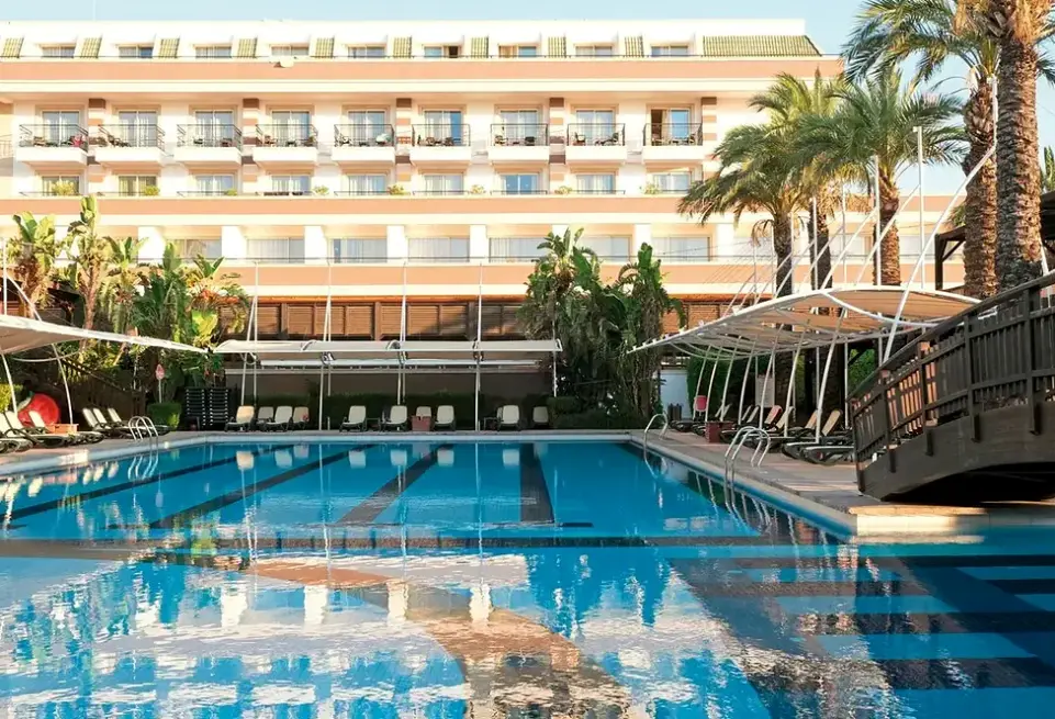 Basen w hotelu Hotel Crystal De Luxe