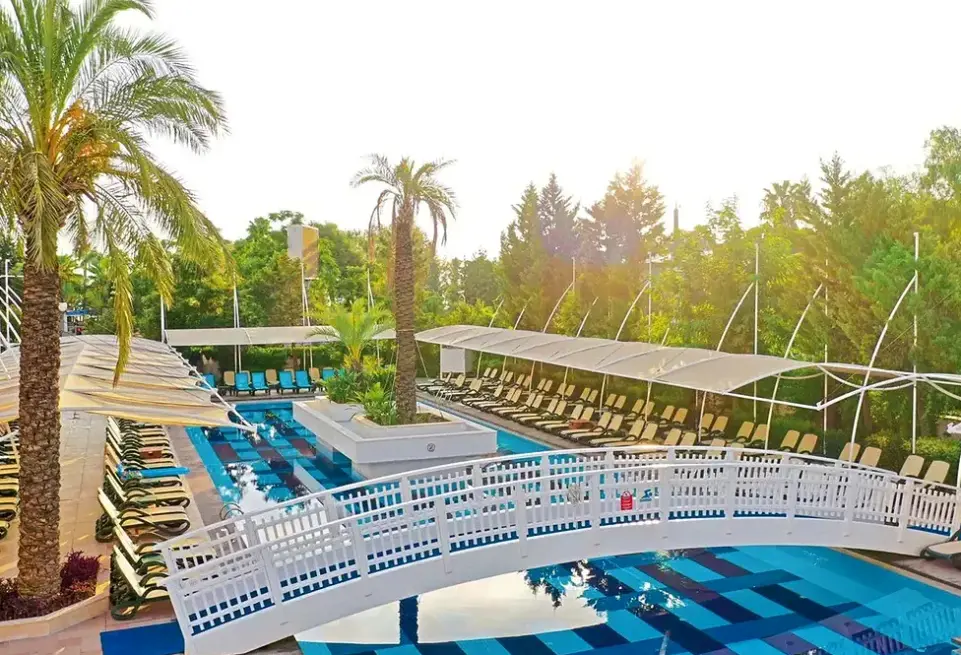 Basen w hotelu Hotel Crystal De Luxe