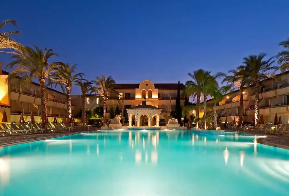 Basen w hotelu Hotel Napa Plaza