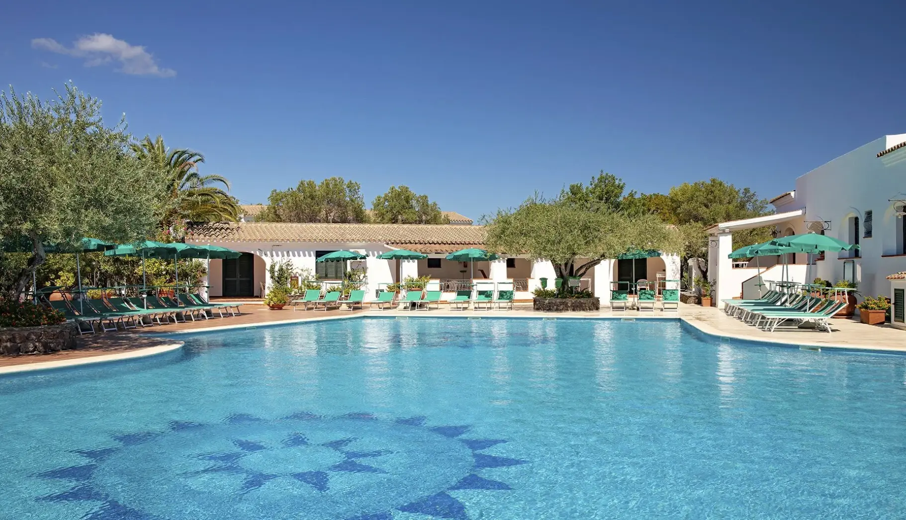 Basen w hotelu Hotel Nicolaus Club Quattro Lune Resort