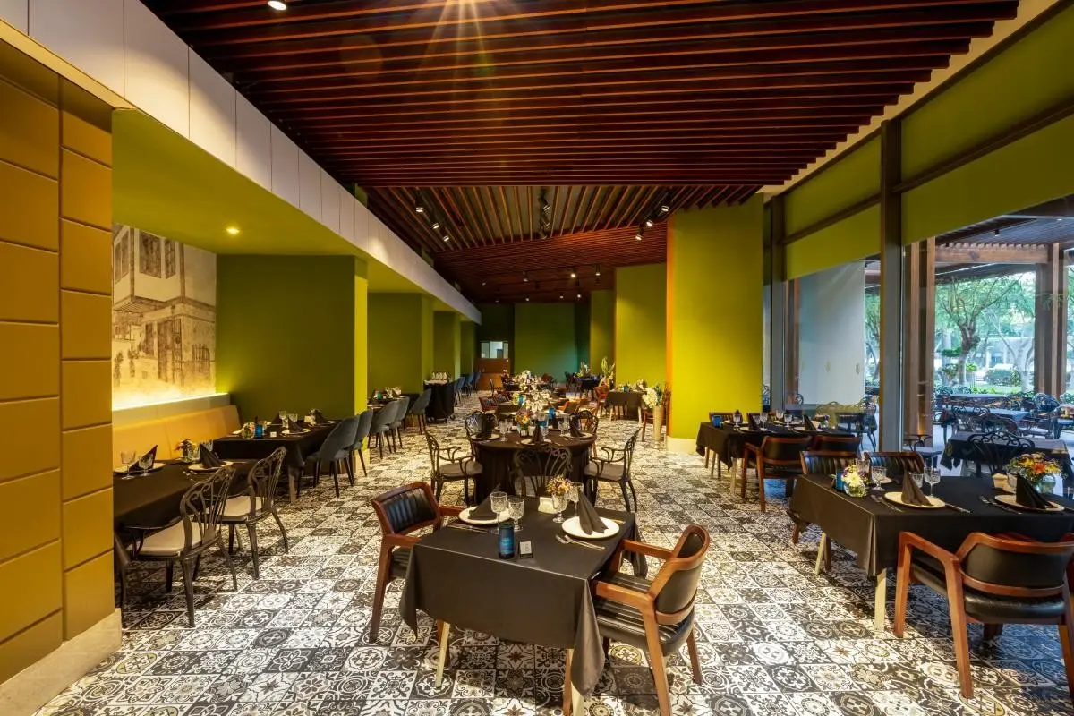 Restauracja i jedzenie w hotelu Hotel Nirvana Cosmopolitan