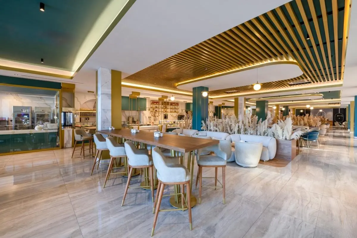 Restauracja i jedzenie w hotelu Hotel Nirvana Cosmopolitan