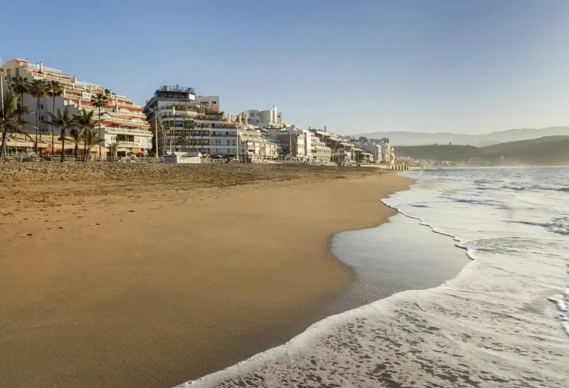 Plaża przy hotelu Hotel Occidental Las Canteras