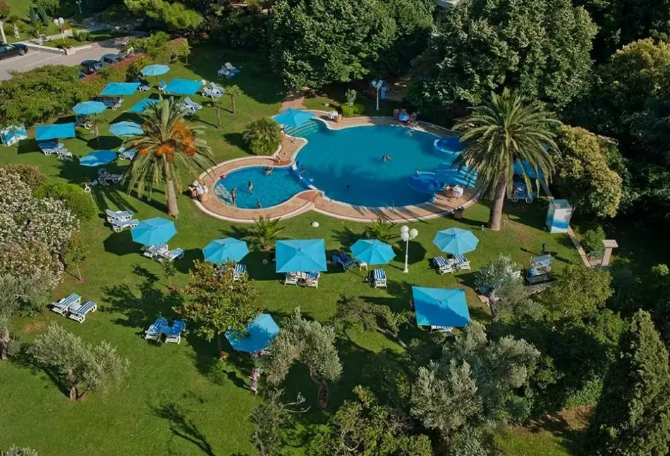 Basen w hotelu Hotel Rivijera