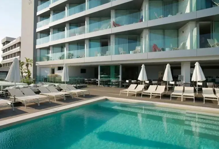 Basen w hotelu Hotel Son Moll Sentits & Spa
