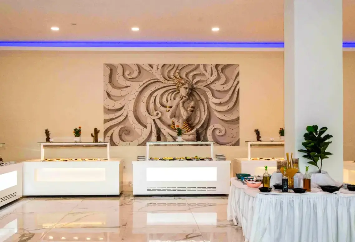 Restauracja i jedzenie w hotelu Laguna Holiday Resort
