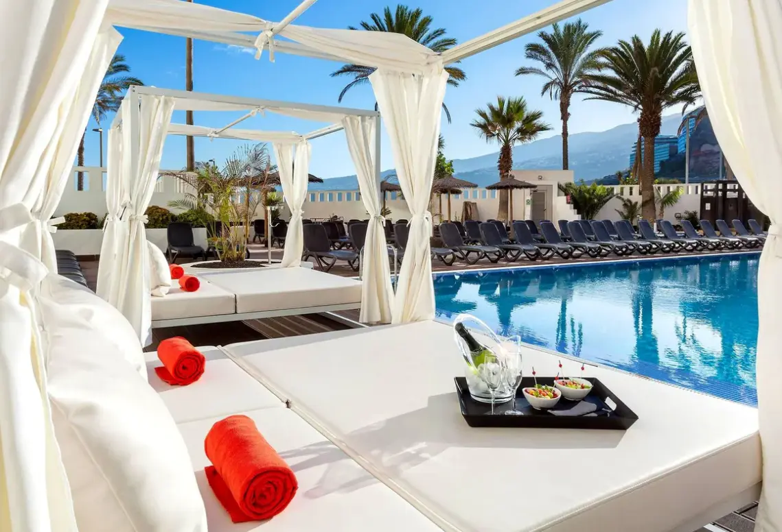 Basen w hotelu Melia Costa Atlantis
