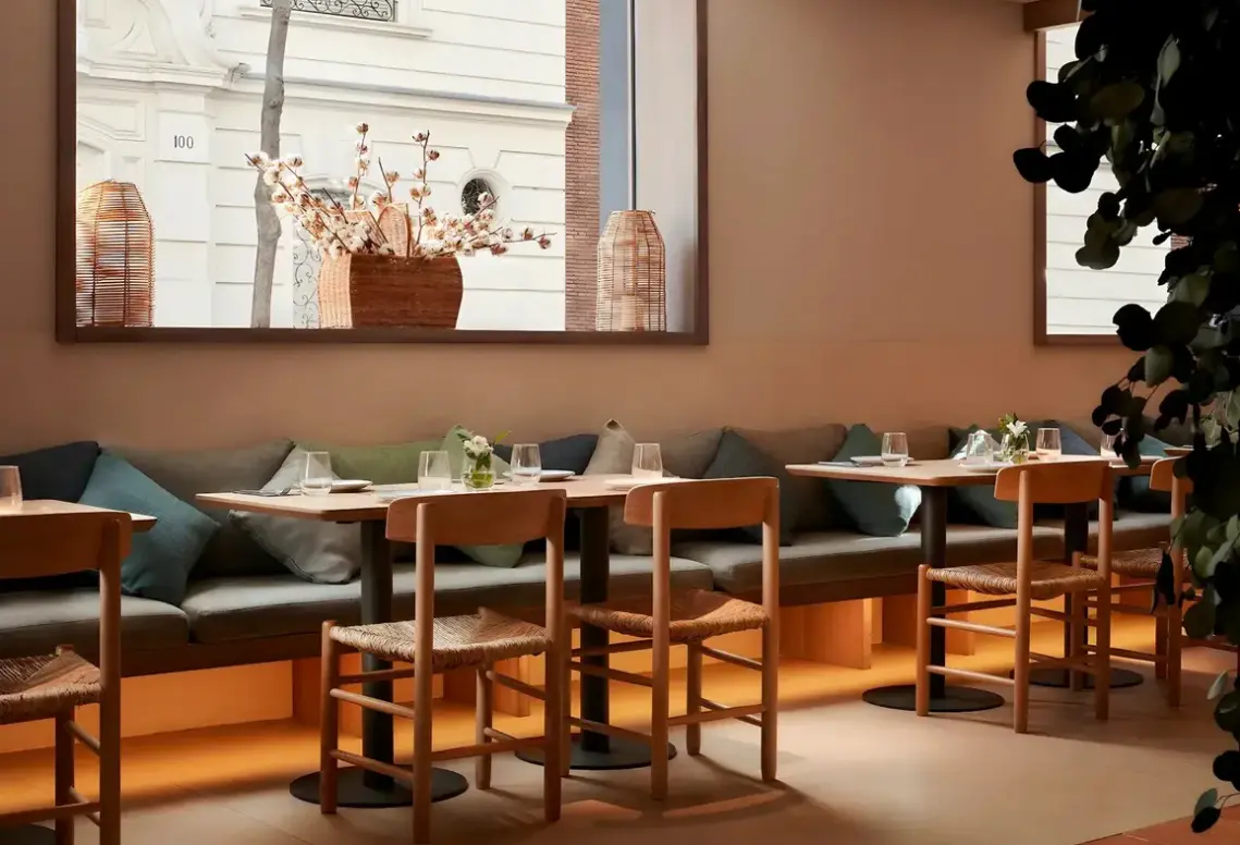 Restauracja i jedzenie w hotelu NH Zurbano