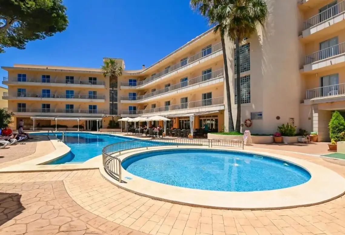 Basen w hotelu O7 Alondra