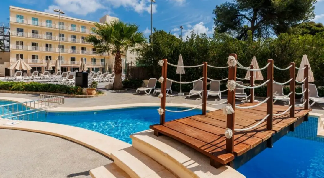 Basen w hotelu O7 Cala Ratjada