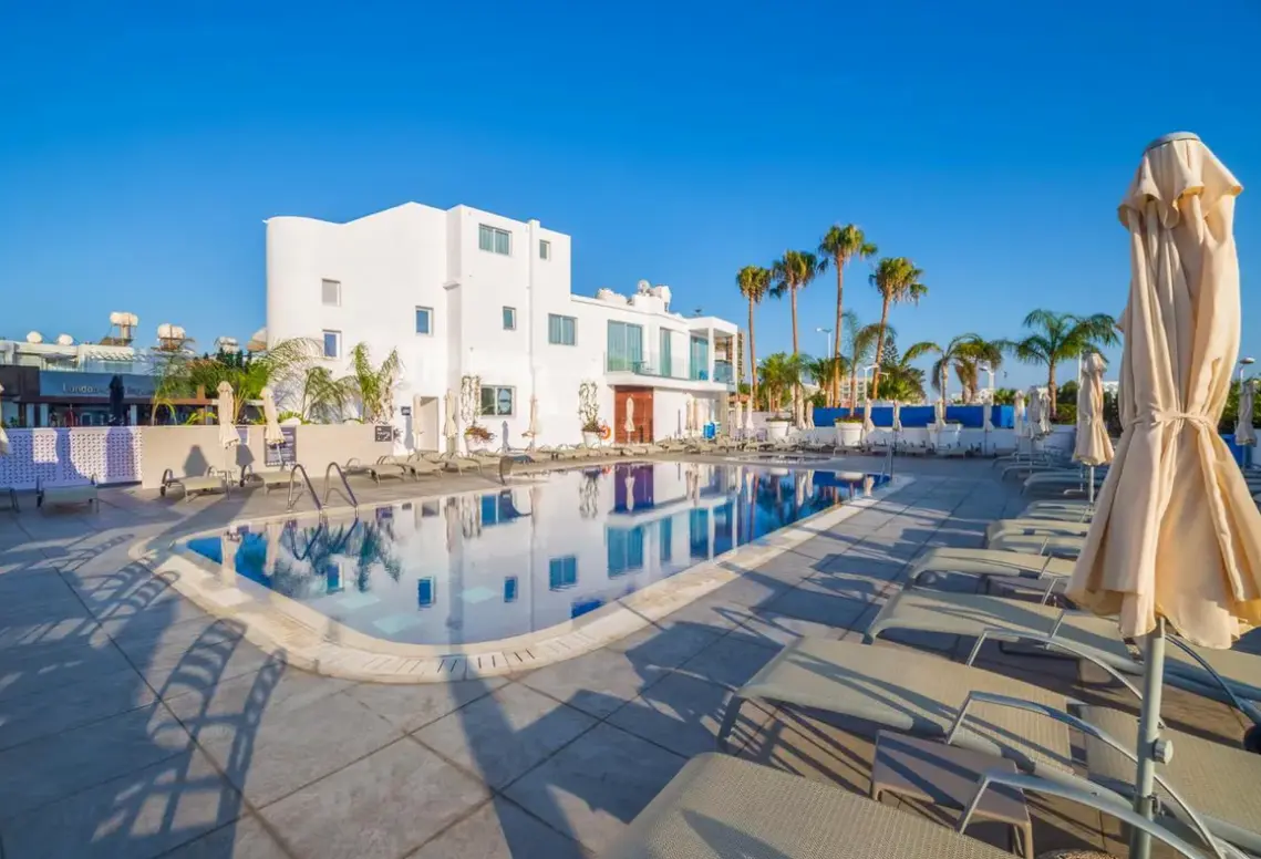 Basen w hotelu Protaras Plaza Hotel